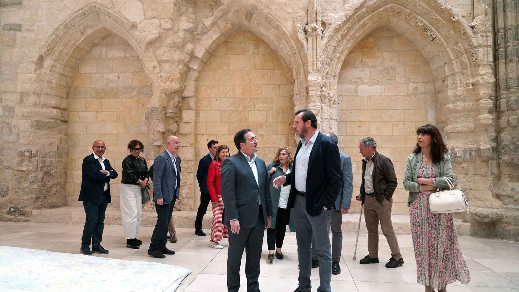 El ministro de Exteriores, José Manuel Albares, y el alcalde de Valladolid, Óscar Puente, durante su encuentro de este miércoles.