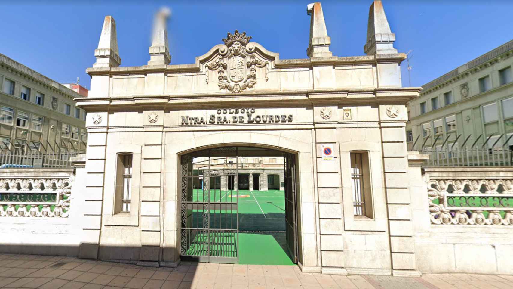 Entrada del Colegio de Nuestra Señora Lourdes de Valladolid