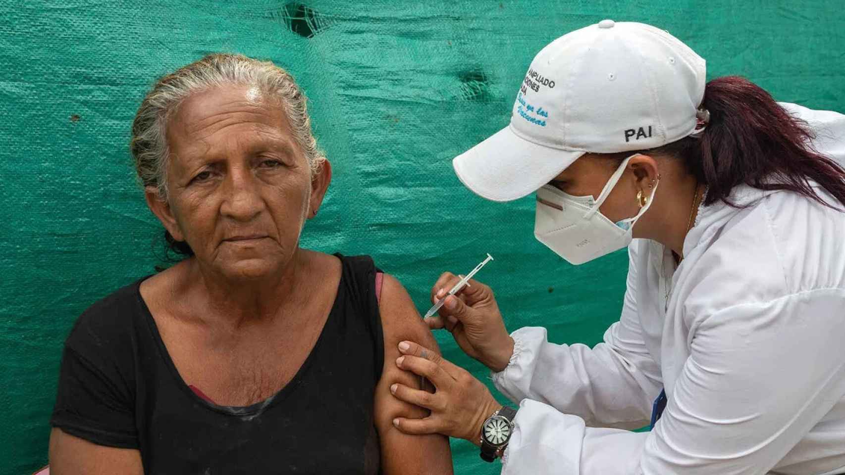 Una mujer recibe una dosis de vacuna.