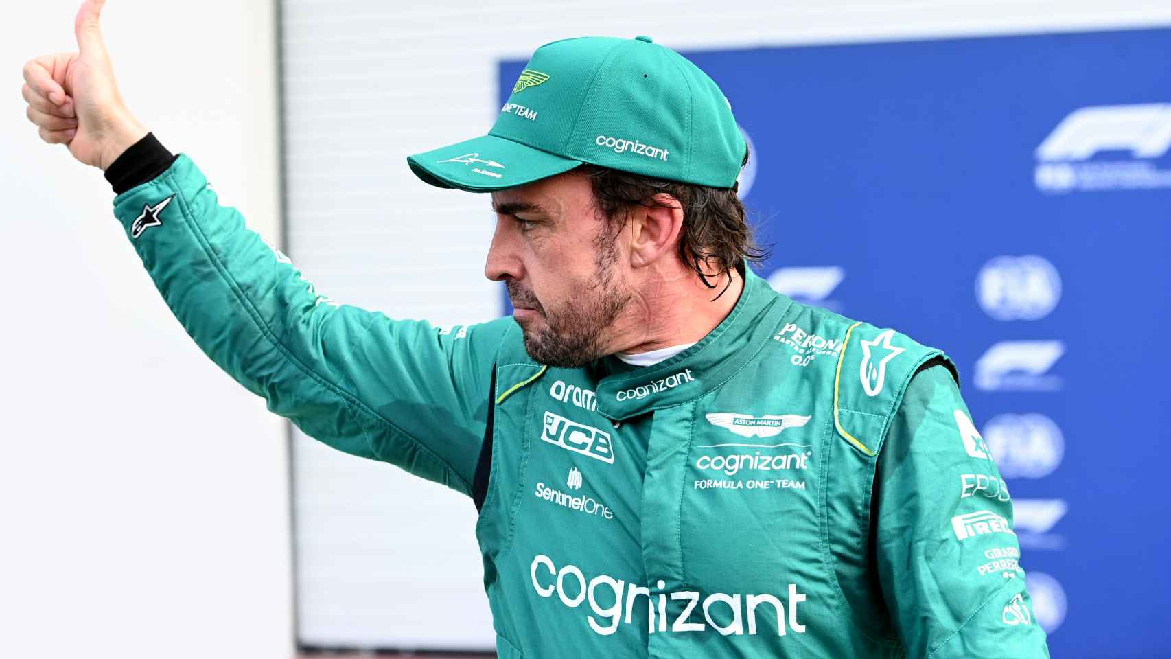 Fernando Alonso realiza un gesto de aprobación en el Gran Premio de Miami.