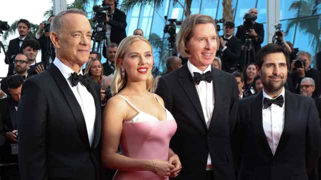 Tom Hanks, Scarlett Johansson, Wes Anderson y Jason Schwartzman en la presentación de 'Asteroid City' en Cannes. Foto: EFE/EPA/MOHAMMED BADRA