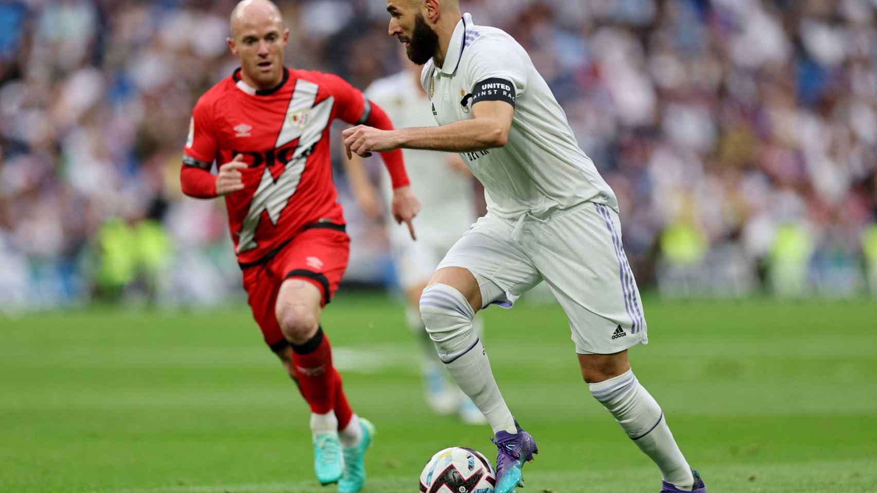 Karim Benzema, conduciendo el balón durante el Real Madrid - Rayo Vallecano de La Liga 2022/2023