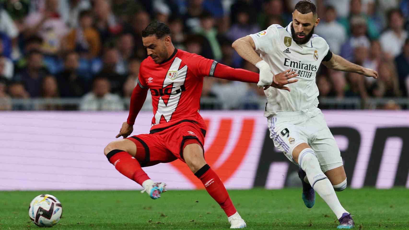 Raúl de Tomás, presionado por Karim Benzema en el Real Madrid - Rayo Vallecano de La Liga 2022/2023