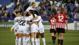 Piña de las jugadoras del Real Madrid Femenino para celebrar un gol ante el Athletic