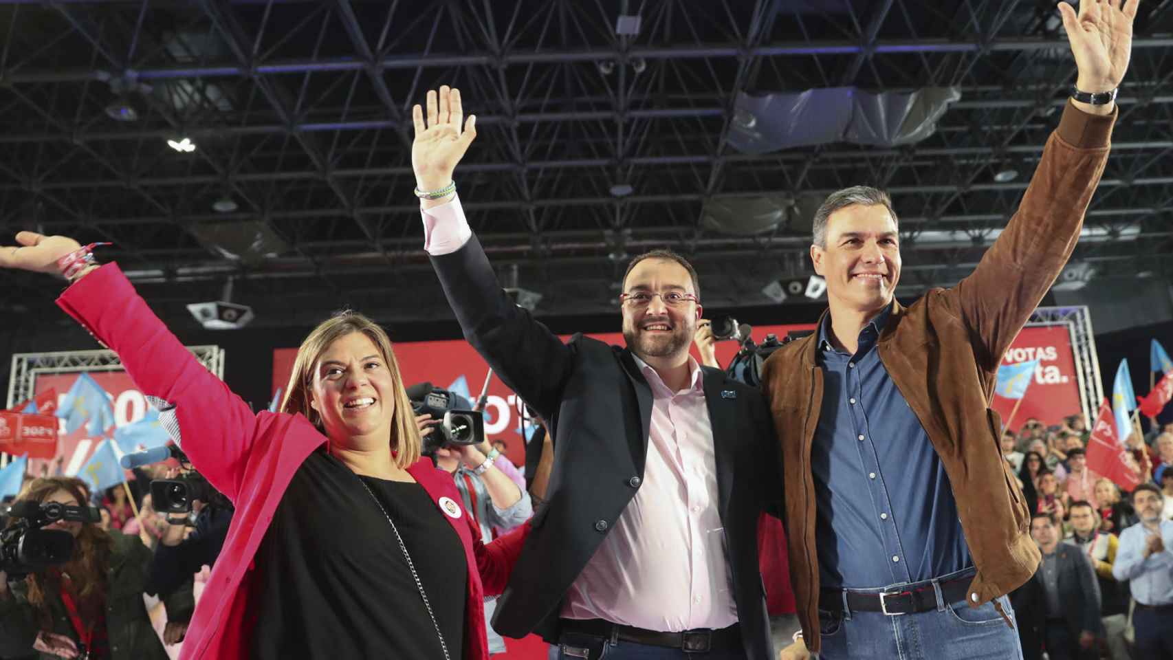 El presidente del Gobierno, Pedro Sánchez, junto con el Presidente de Asturias, Adrián Barbón, y la diputada socialista, Gimena Llamedo