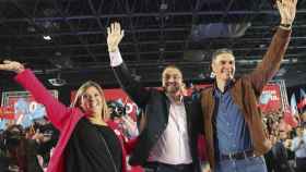 El presidente del Gobierno, Pedro Sánchez, junto con el Presidente de Asturias, Adrián Barbón, y la diputada socialista, Gimena Llamedo