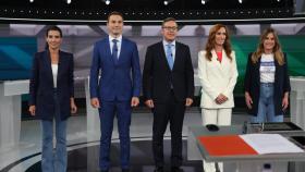 La candidata de Vox a la Presidencia de la Comunidad de Madrid, Rocío Monasterio, el candidato del PSOE a la Presidencia de la Comunidad de Madrid, Juan Lobato, el secretario general del PP de Madrid, Alfonso Serrano, la candidata de Más Madrid a la Presidencia de la Comunidad, Mónica García, y la candidata de Podemos a la Presidencia de la Comunidad de Madrid, Alejandra Jacinto.