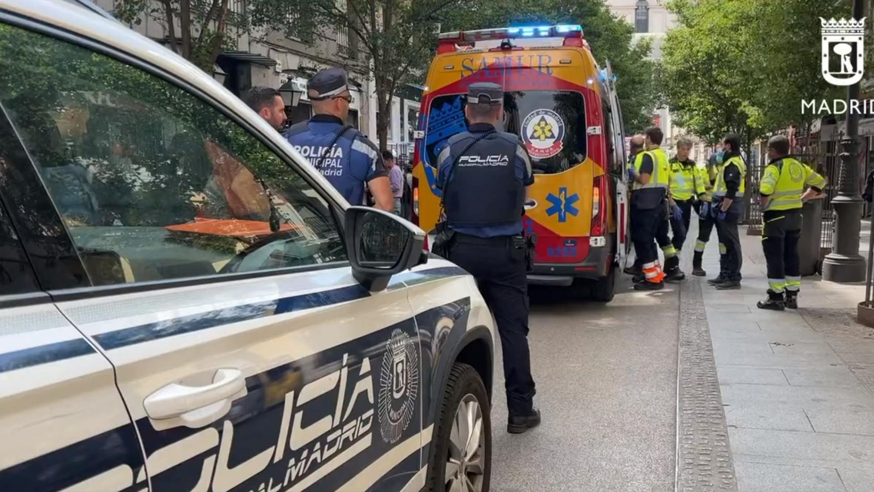 Policía y Samur en el lugar de los hechos, en la calle Arenal.