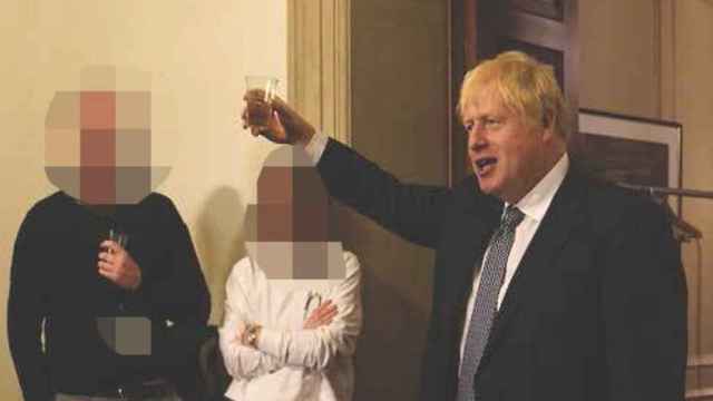 Boris Johnson en una de sus reuniones en Downing Street durante la pandemia.