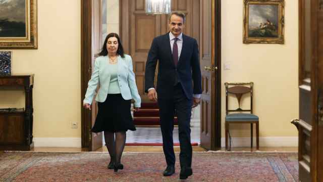 El primer ministro saliente Kyriakos Mitsotakis ingresa al Palacio Presidencial para reunirse con la presidenta griega Katerina Sakellaropoulou tras las elecciones.