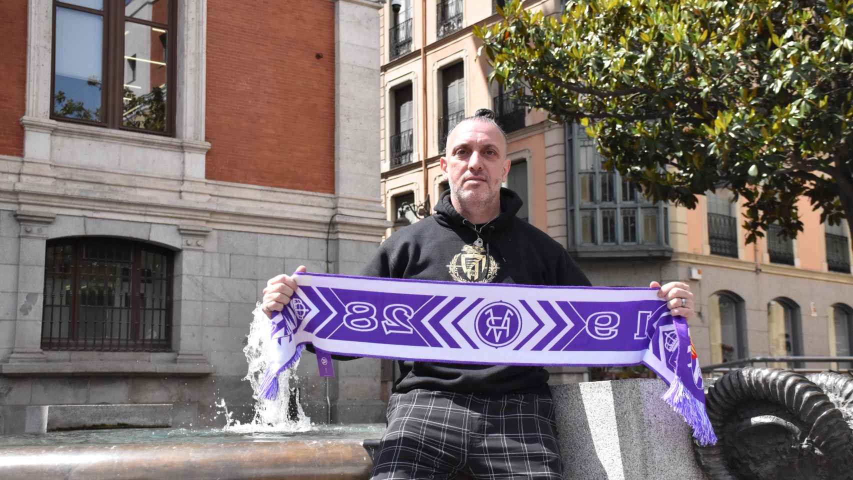 Diego Chiaramoni con una bufanda del Real Valladolid.