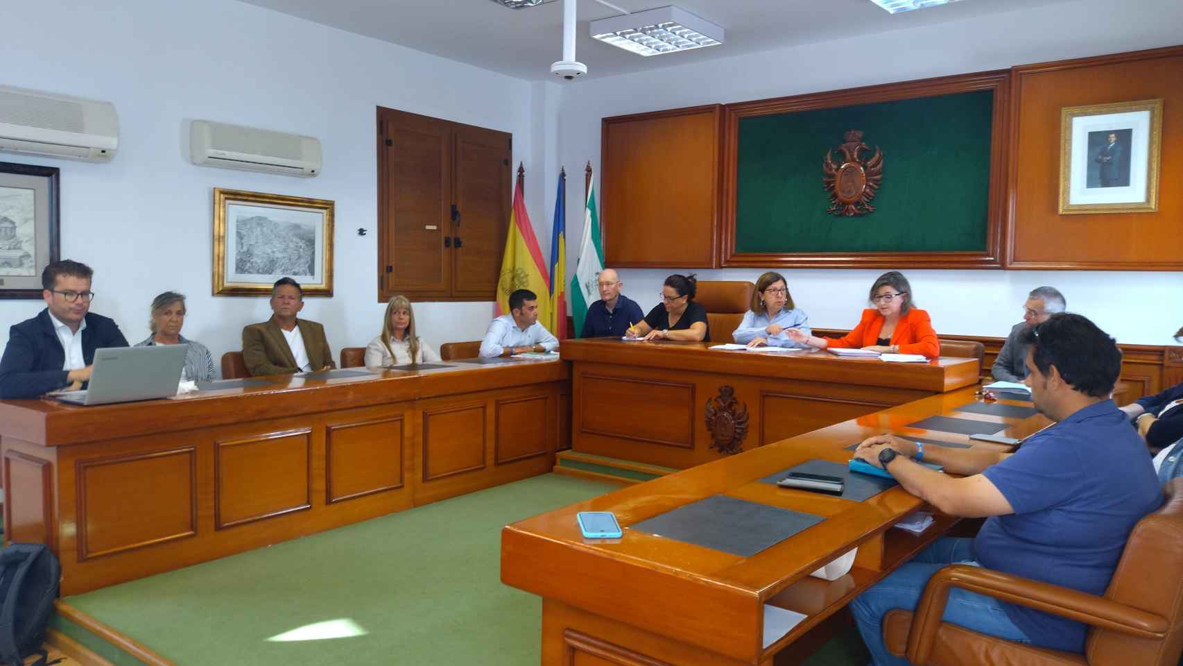 Los concejales del PP y del PSOE, este jueves, en el último Pleno de la legislatura en el Ayuntamiento de Mojácar.