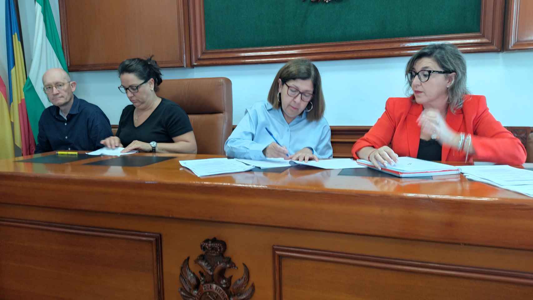 La alcaldesa popular de Mojácar (c), este jueves, firmando documentos durante el Pleno.