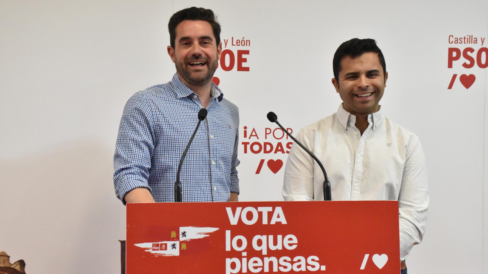 El concejal y candidato del PSOE a la Alcaldía de Moraleja de Sayago, Samuel Mayor; junto al secretario provincial del PSOE de Zamora, Antidio Fagúndez en la sede socialista
