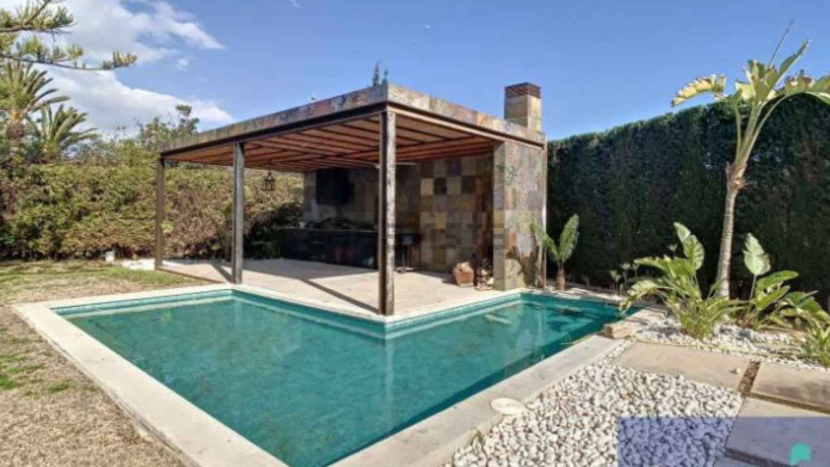 Exterior, terraza con piscina.