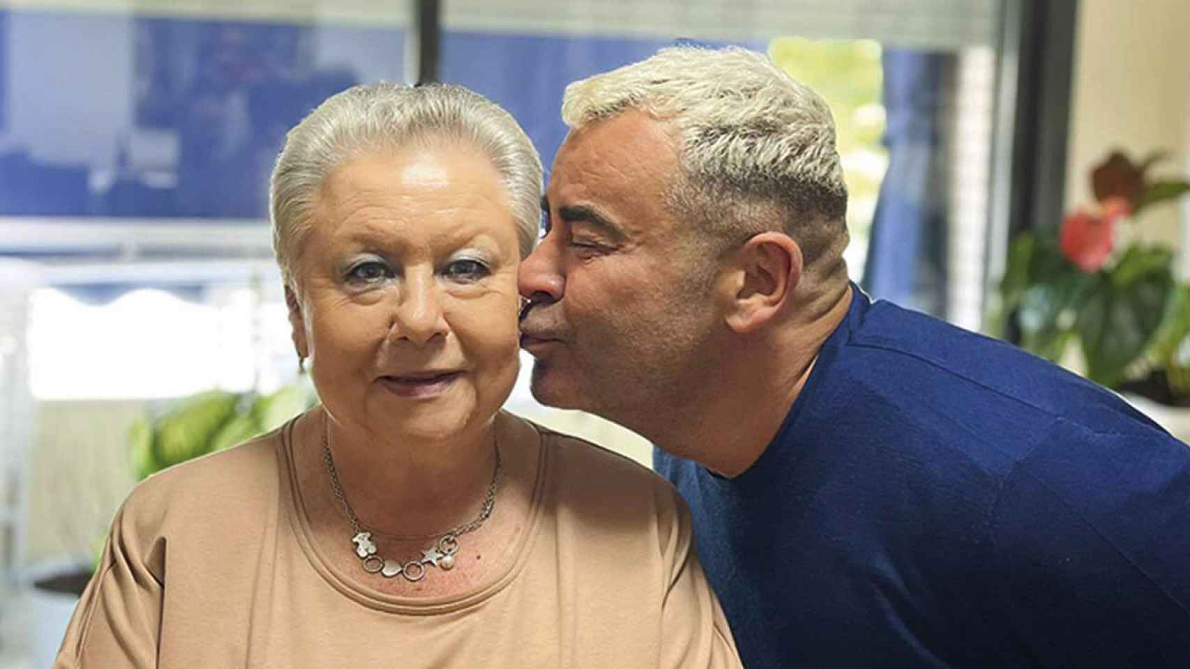 Jorge Javier Vázquez besando a su madre, María, en una imagen de sus redes.