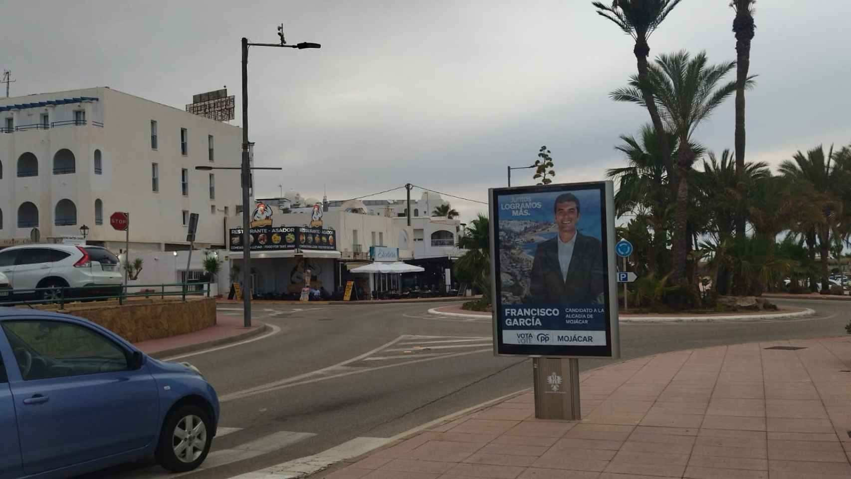 Un cartel electoral del PP en la carretera que discurre paralela a la playa de Mojácar.