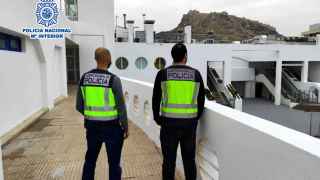 Tres jóvenes estrangulan hasta hacer perder el conocimiento a un hombre para robarle en Alicante