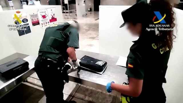 El momento del hallazgo de la cocaína en la consola en el aeropuerto de Alicante-Elche
