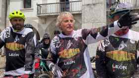 Jesús Calleja, en una reciente actividad en León con los número 1 de las bicis