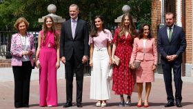 La reina Sofía, la infanta Sofía, el rey Felipe, la reina Letizia, la princesa Leonor, Paloma Rocasolano y Jesús Ortiz en la mañana de este jueves en Aravaca.