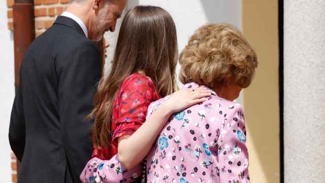 Leonor, abrazada a la reina Sofía, antes de entrar a la Iglesia donde se ha celebrado la confirmación de su hermana.