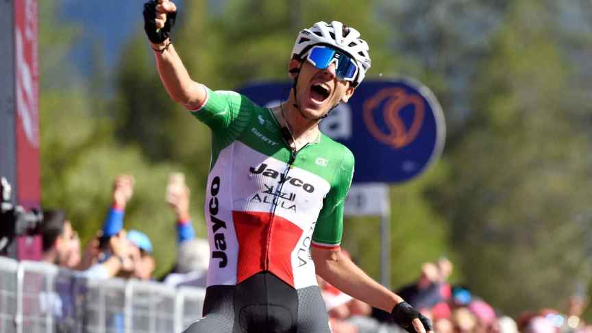 Zana celebra su victoria en la 18ª etapa del Giro.