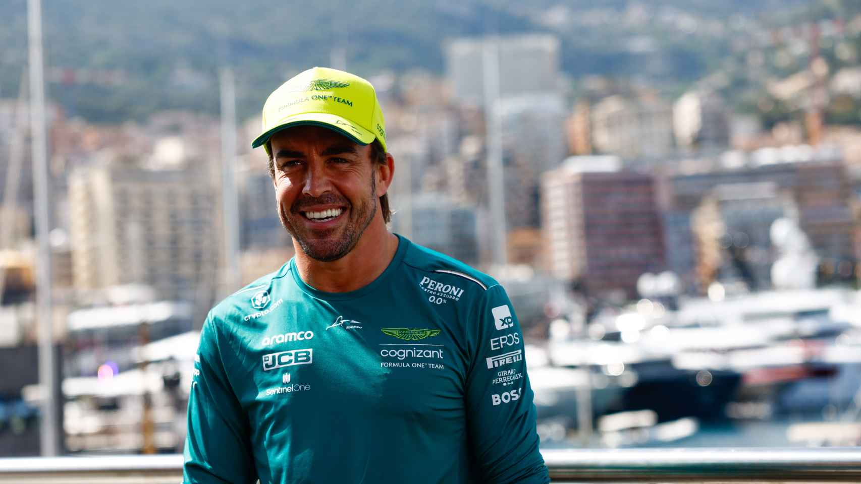 Fernando Alonso, sonriente en Mónaco.