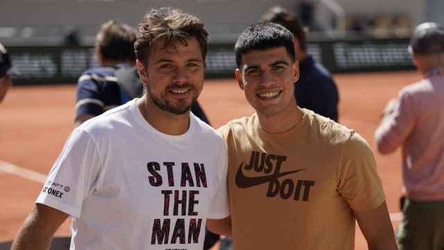 Carlos Alcaraz, junto a Stan Wawrinka, a su llegada a Roland Garros