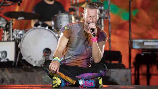 El cantante de la banda británica, Coldplay, Chris Martin, durante el concierto que ofrecieron este miércoles en el Estadio Olímpico de Barcelona, incluido en su gira internacional Music of the Spheres World Tour. EFE/Marta Pérez