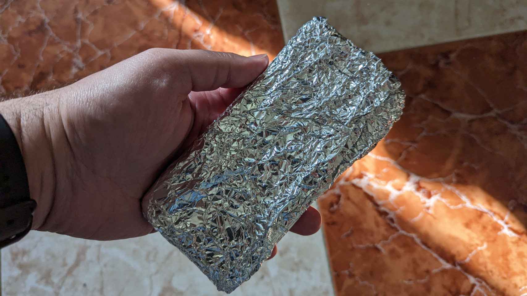Envolver un móvil completamente en papel de aluminio no es una solución milagrosa