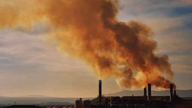 Las emisiones de una fábrica que reaccionan con otros GEI y destruyen la capa de ozono.