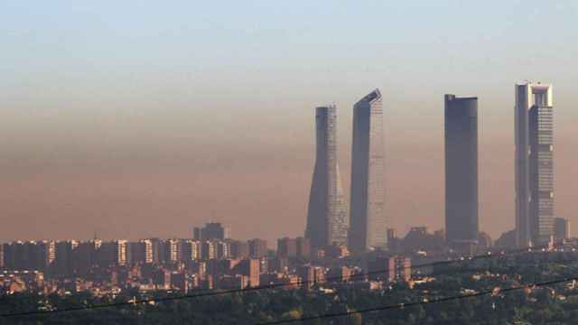 La boina de contaminación sobre la ciudad de Madrid.