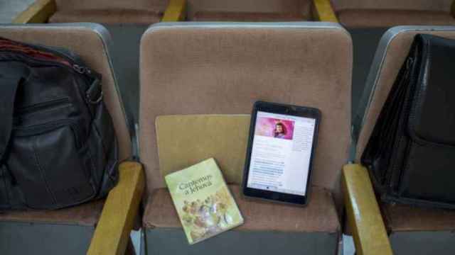 Tablets y libros que los testigos de Jehová emplean para el estudio de la Biblia.