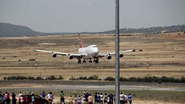 Un avión aterriza en la pista del aeropuerto de Teruel. FOTO: Aeropuerto de Teruel.
