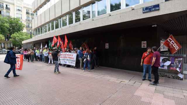 Varias personas se manifiestan durante una concentración de los sindicatos con representación en la Inspección de Trabajo y Seguridad Social ante la Dirección General de Función Pública.