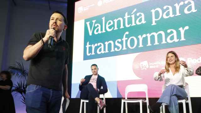 Pablo Iglesias habla frente a Alejandra Jacinto y Roberto Sotomayor en un mitin de Podemos en Lavapiés.