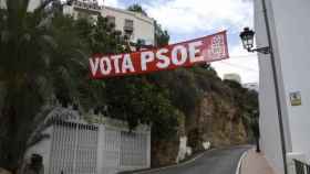 Una pancarta ubicada en Mojácar.