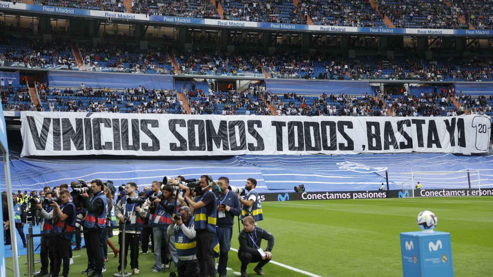 Pancarta de apoyo a Vinícius Jr.  en el Santiago Bernabéu.