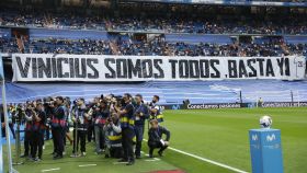 Pancarta de apoyo a Vinícius Jr.  en el Santiago Bernabéu.