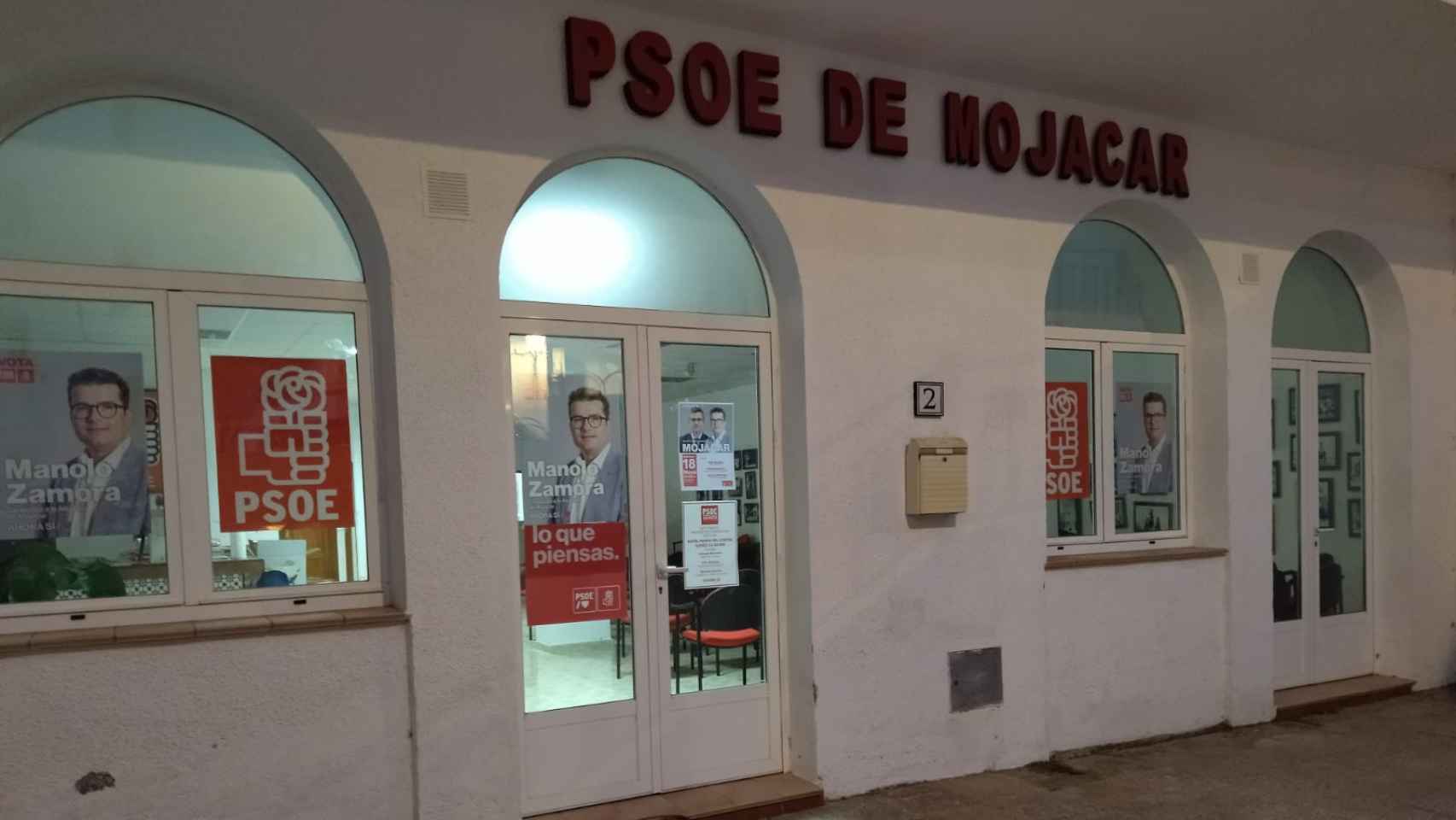 La fachada de la sede del PSOE de Mojácar, este jueves por la noche.