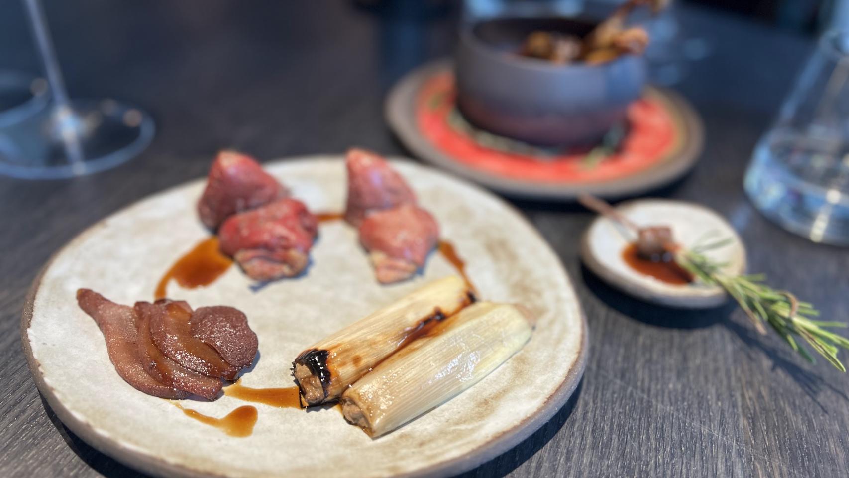 Pichón, canelón de puerro y pera fermentada