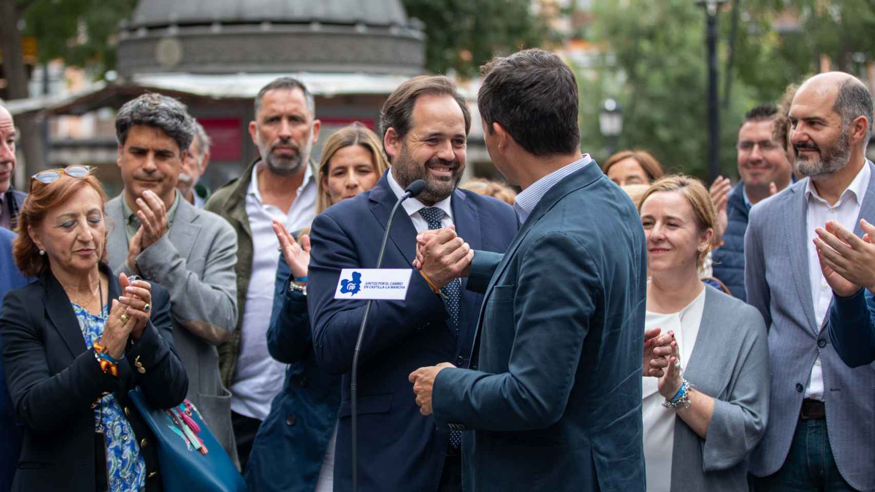 Paco Núñez saluda a Carlos Velázquez en la Plaza de Zocodover de Toledo.