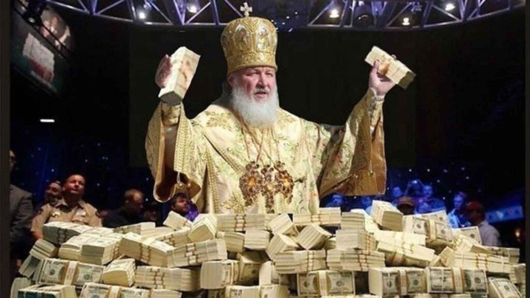 La Prensa rusa de oposición acostumbra a presentar al patriarca Cirilo entre montañas de billetes.
