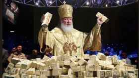 La prensa rusa de oposición acostumbra a presentar al patriarca Cirilo entre montañas de billetes.