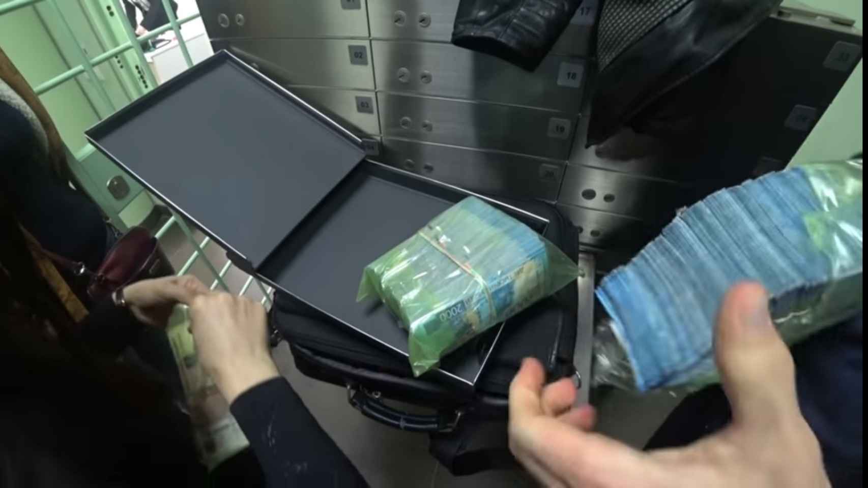 El dinero para los sobornos se deposita en cajas de camas acorazadas de bancos cercanos a la Iglesia Ortodoxa