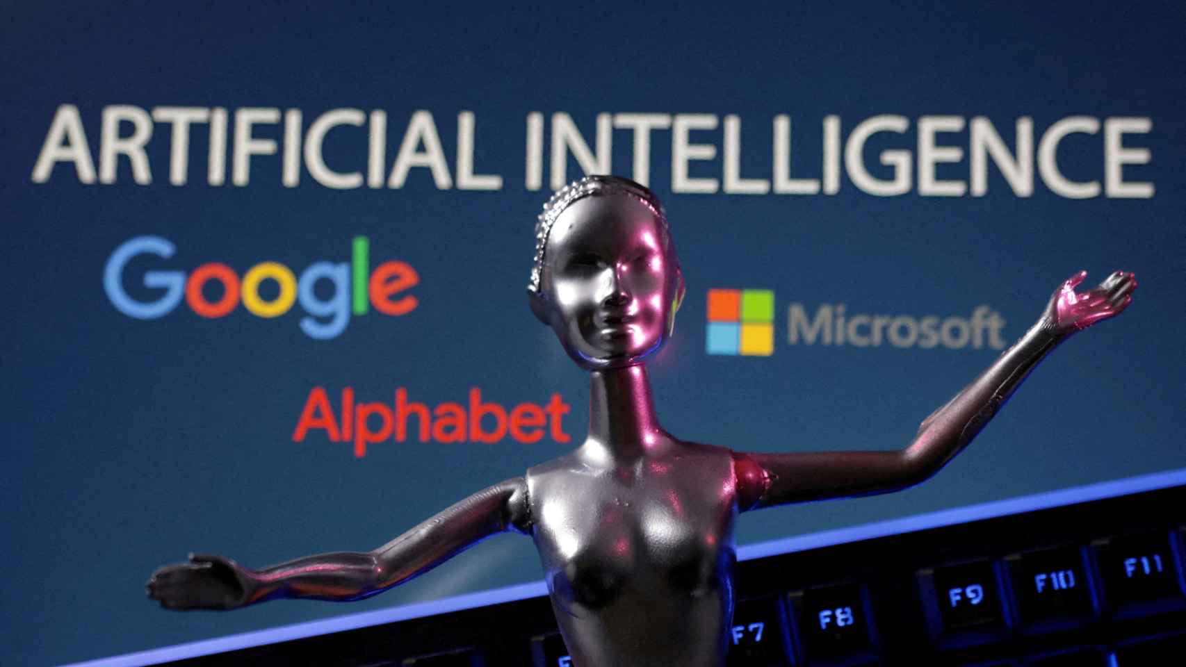 Ilustración que muestra los logos de Google, Microsoft y Alphabet y las palabras inteligencia artificial (IA) en una pantalla.