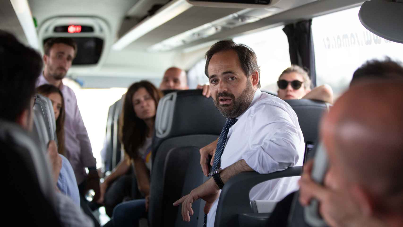 Paco Núñez en su autobús de campaña.