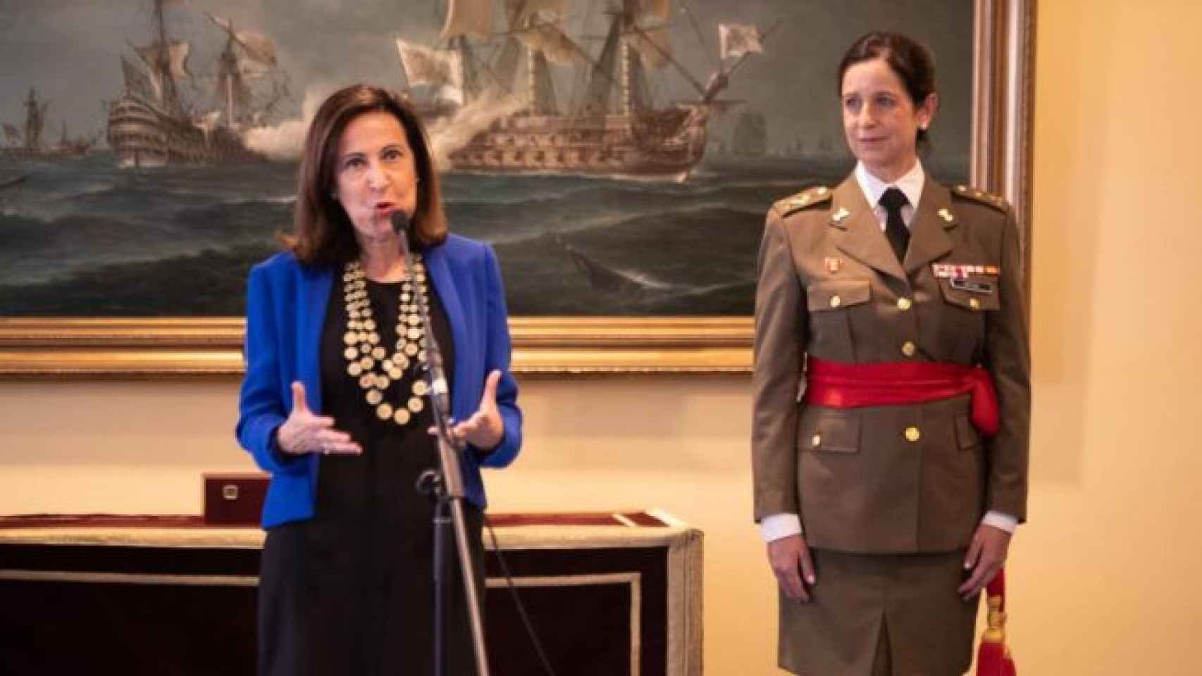 La ministra de Defensa, Margarita Robles, en la imposición del fajín rojo a Patricia Ortega./