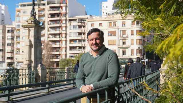 Pablo Ruz posa para EL ESPAÑOL De Alicante en el puente del Ayuntamiento de Elche.